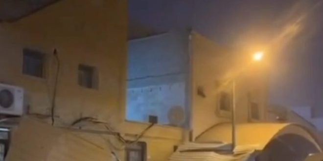 الكويت  : من  شدة الرياح   في منطقة الجهراء  تؤدي لسقوط أجزاء خارجية  من أحد  المنازل