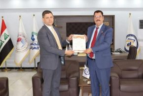 تكريم البرفسور صادق الشمري من قبل عميد كلية الادارة والاقتصاد