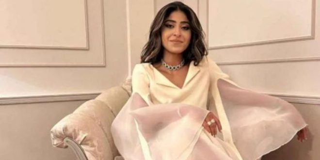 شجون الهاجري تؤدي العمرة مع فاطمة الصفي