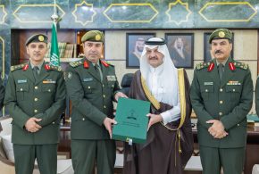 أمير المنطقة الشرقية يستقبل مدير جوازات المنطقة ويشيد بتطور الخدمات الرقمية والمبادرات التقنية