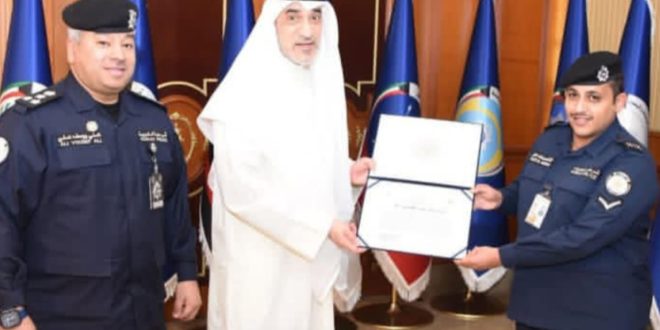 النائب الأول كرّم وكيل عريف..أحبط دخول شخص بـ«برنت» لآخر النائب الأول كرّم وكيل عريف..أحبط دخول شخص بـ«برنت» لآخر