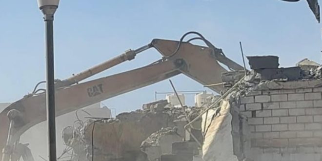 بلدية الكويت  بعد إنذارهم بإخلائها وهدمها خلال أسبوعين البلدية تهدم 67 منزلآ متهالكآ في منطقة جليب الشيوخ وقامت بتحميل المالك كلفة الهدم