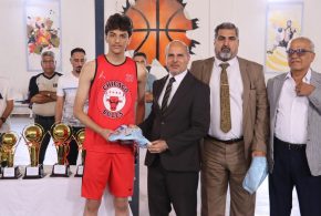 الأستاذ عبدالكريم بهجت يكرّم أفضل لاعب في بطولة كرة السلة للمدارس المتوسطة (3×3)