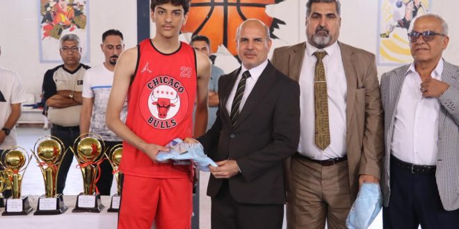 الأستاذ عبدالكريم بهجت يكرّم أفضل لاعب في بطولة كرة السلة للمدارس المتوسطة (3×3)
